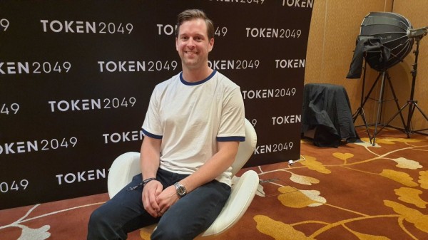 Solana представляет новое&nbsp;устройство Seeker, говоря, что&nbsp;это не&nbsp;просто &laquo;мемфон&raquo;